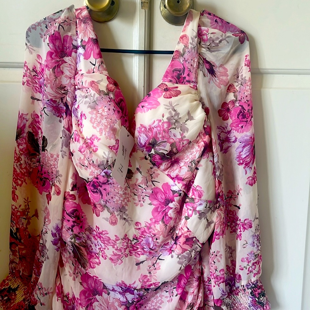 Beautiful floral dress brand new from TEMT . It’s above the knee mini dress